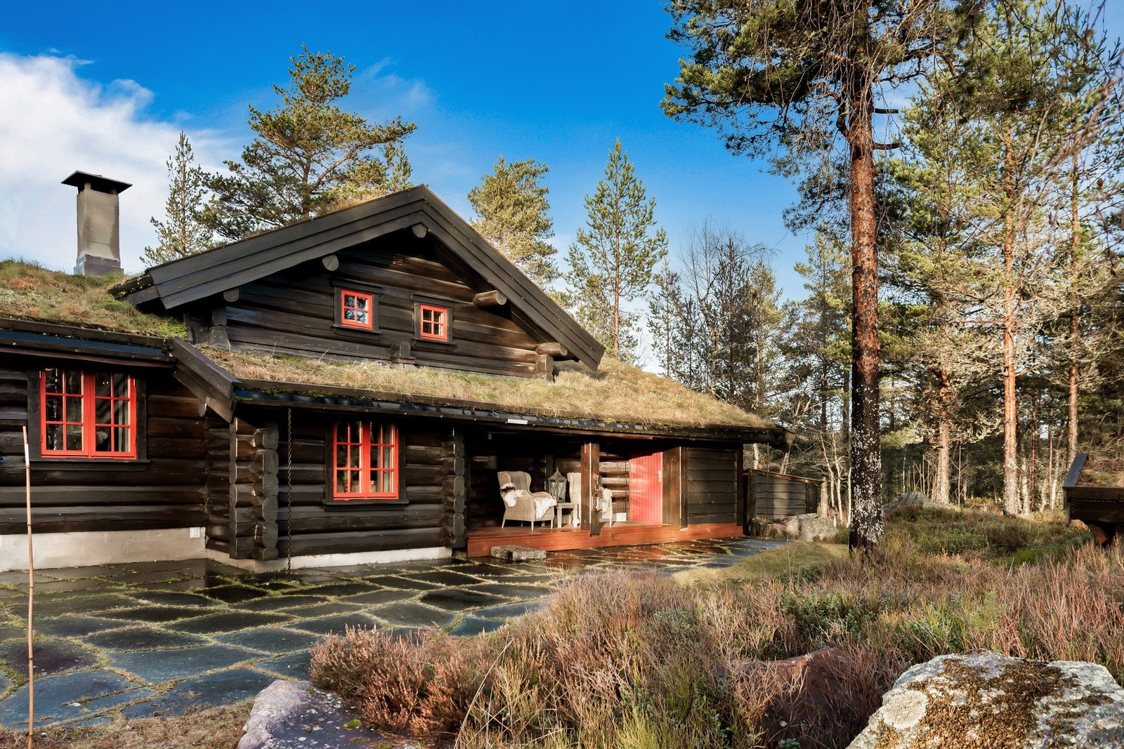 Det er lagt skifer fremfor hytta. Galleribilde