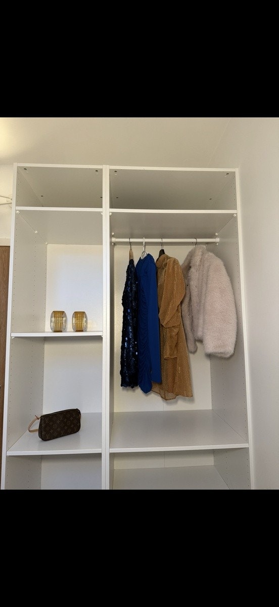 Garderobe på rommet Galleribilde