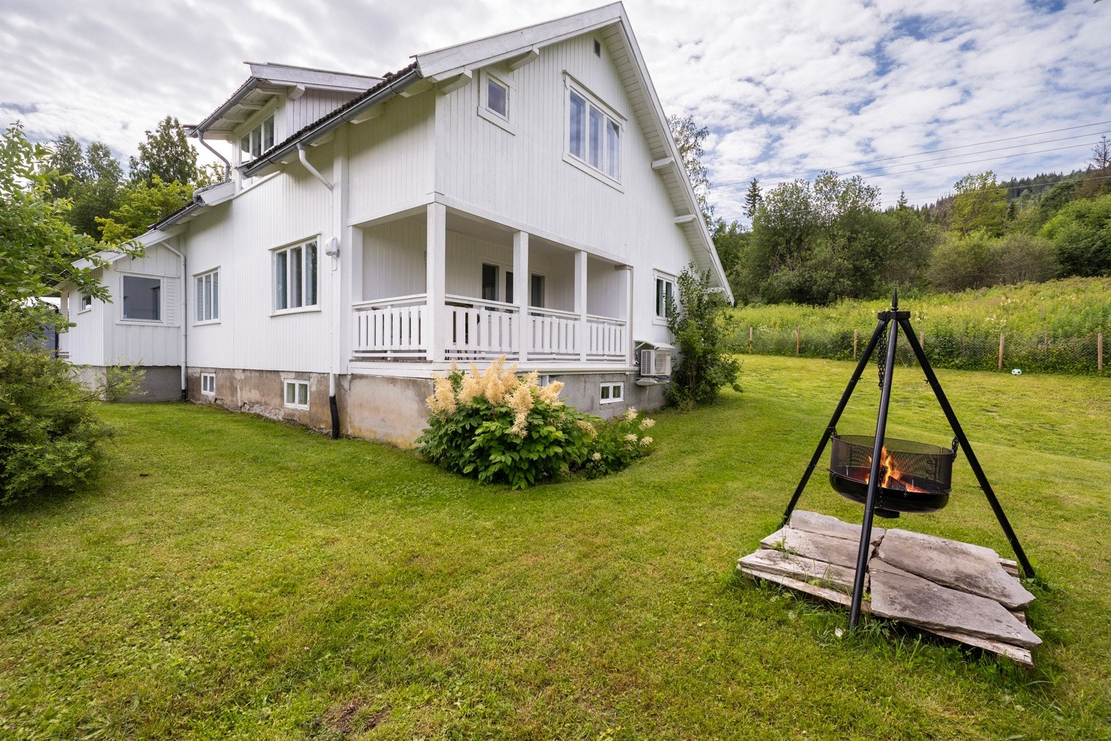 Tomten ligger flat/skrånende i terrenget. Tomten er opparbeidet med plen og diverse beplantning. Galleribilde