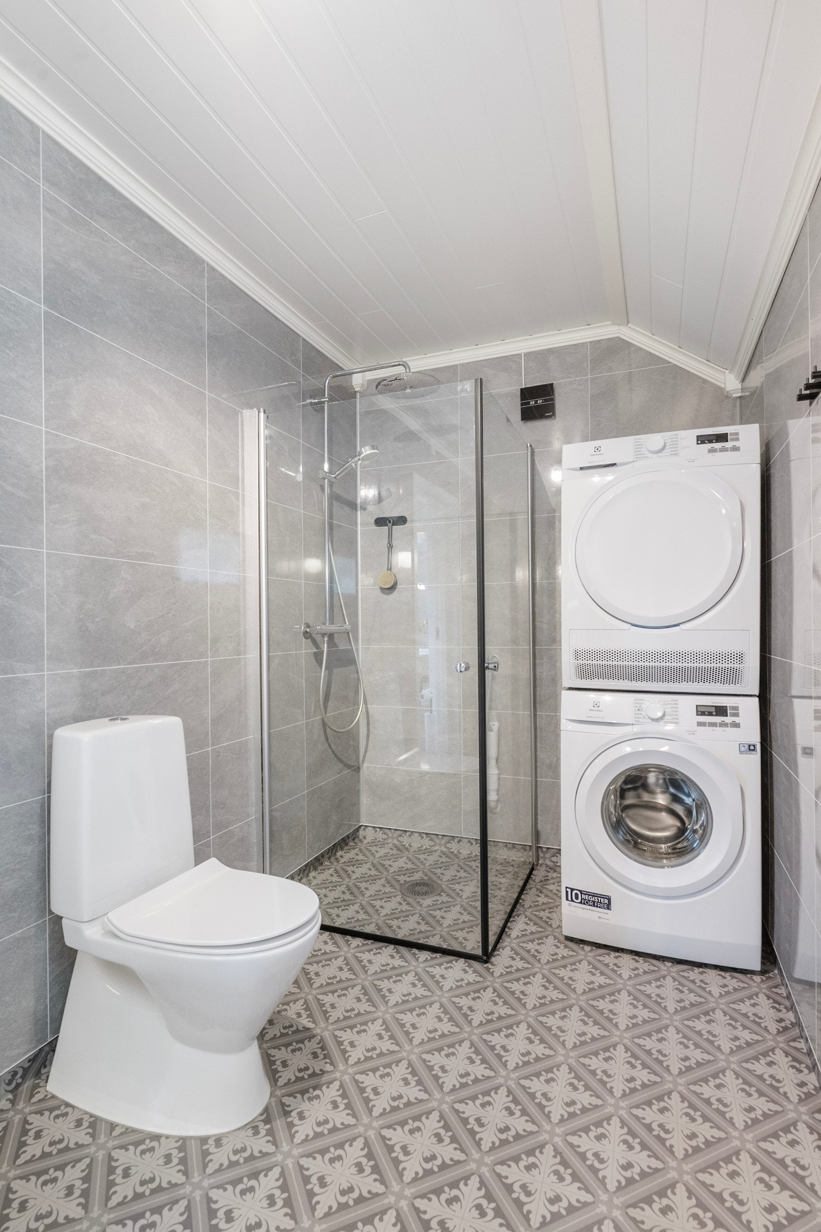 Badet er rehabilitert i 2020 og har belegg på gulv, baderomsplater på vegger og formpresset panel i himling. Varme i gulv. Galleribilde