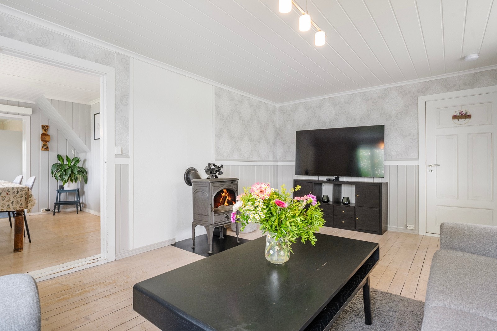 Stua er to delt og har godt med møbleringsmuligheter Galleribilde