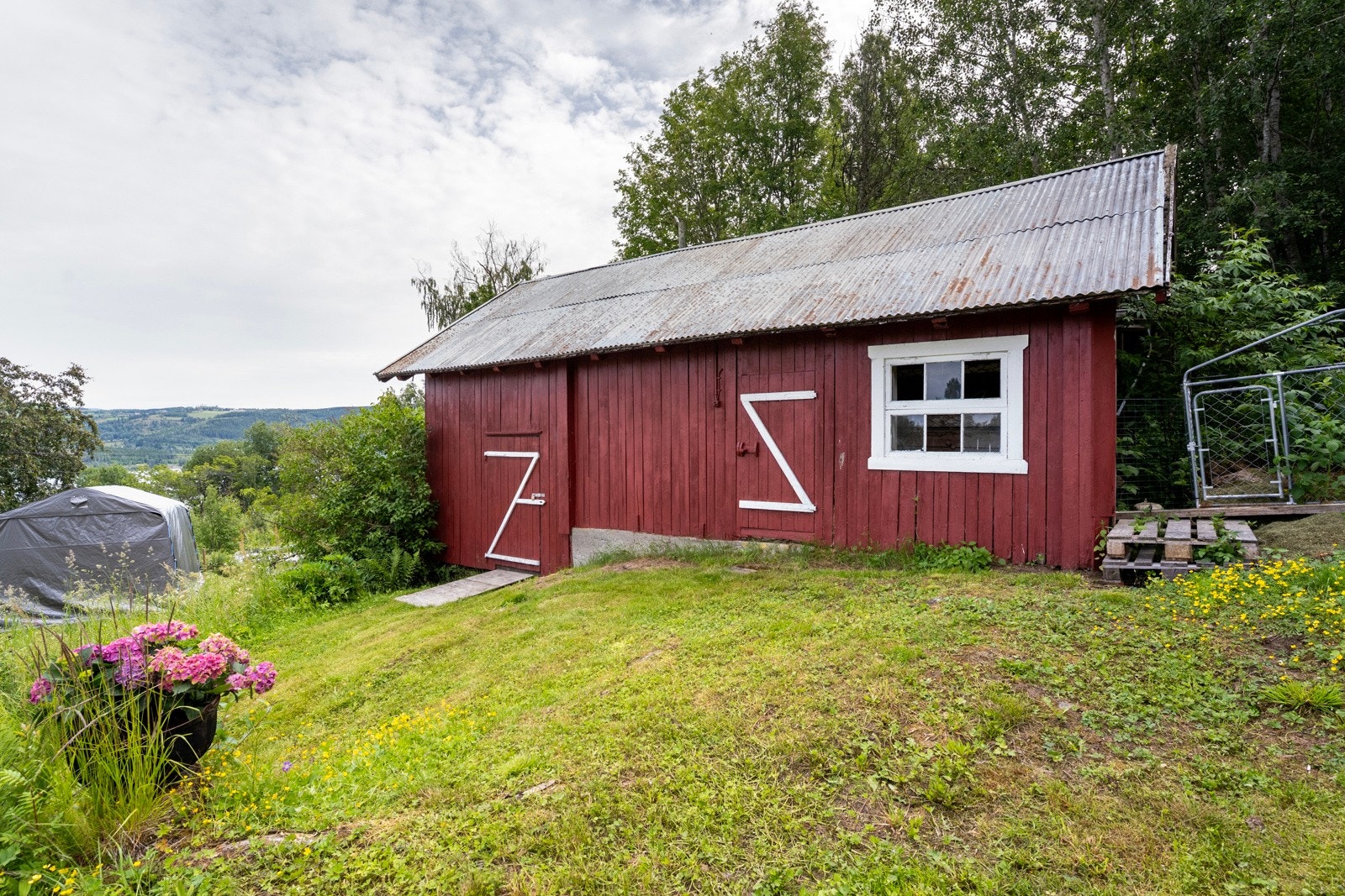 Det ligger et eldre uthus på eiendommen Galleribilde
