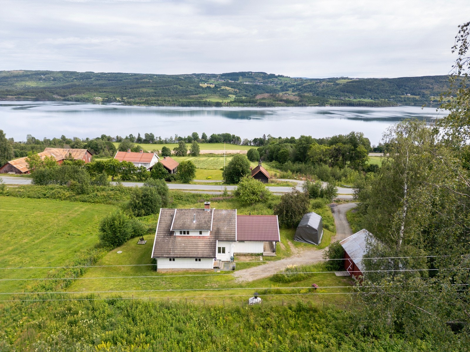 Flott beliggenhet i landlige og naturskjønne omgivelser på Biristrand - likevel sentralt mellom Mjøsbyene Galleribilde