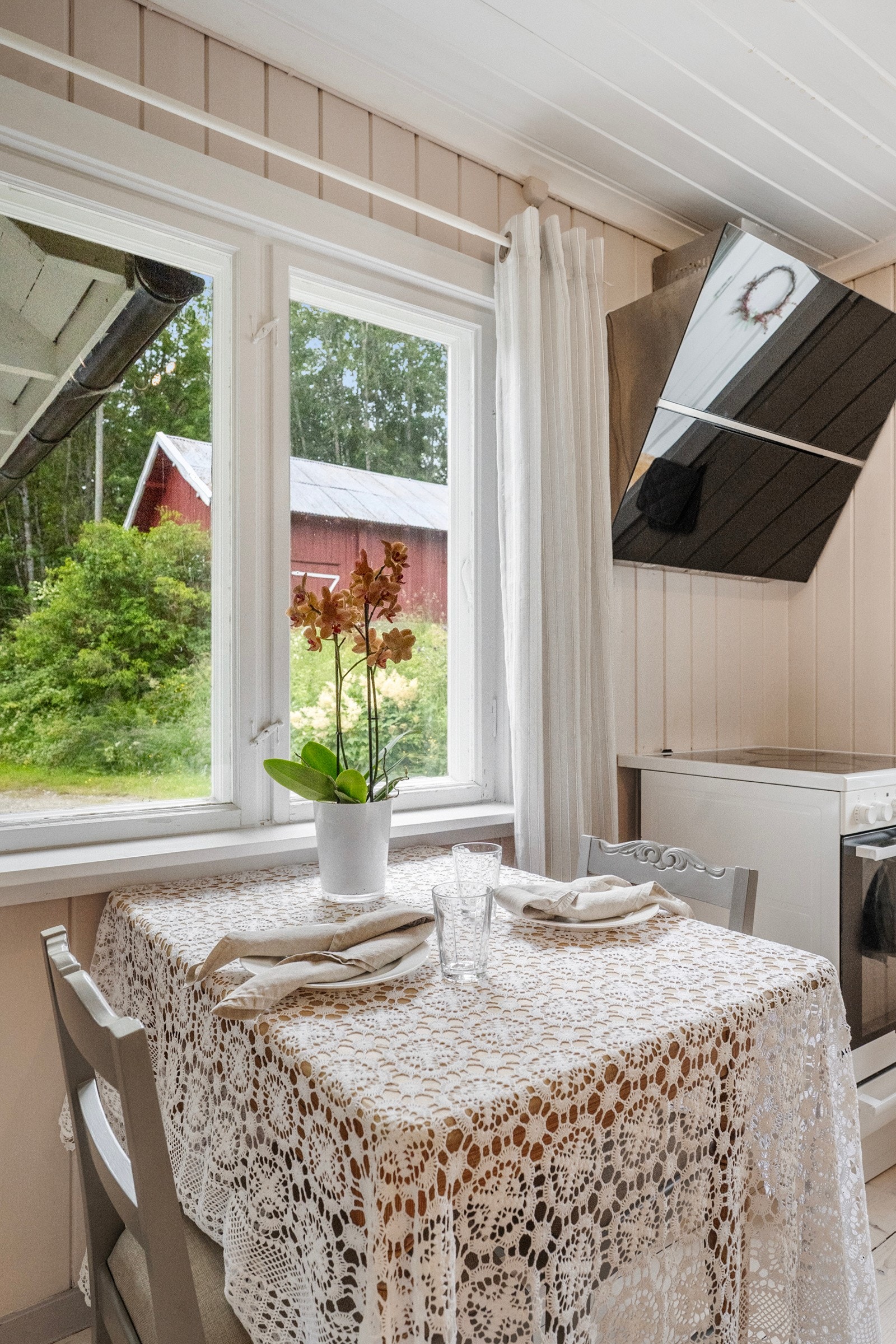 Spiseplass ved kjøkkenvindu Galleribilde