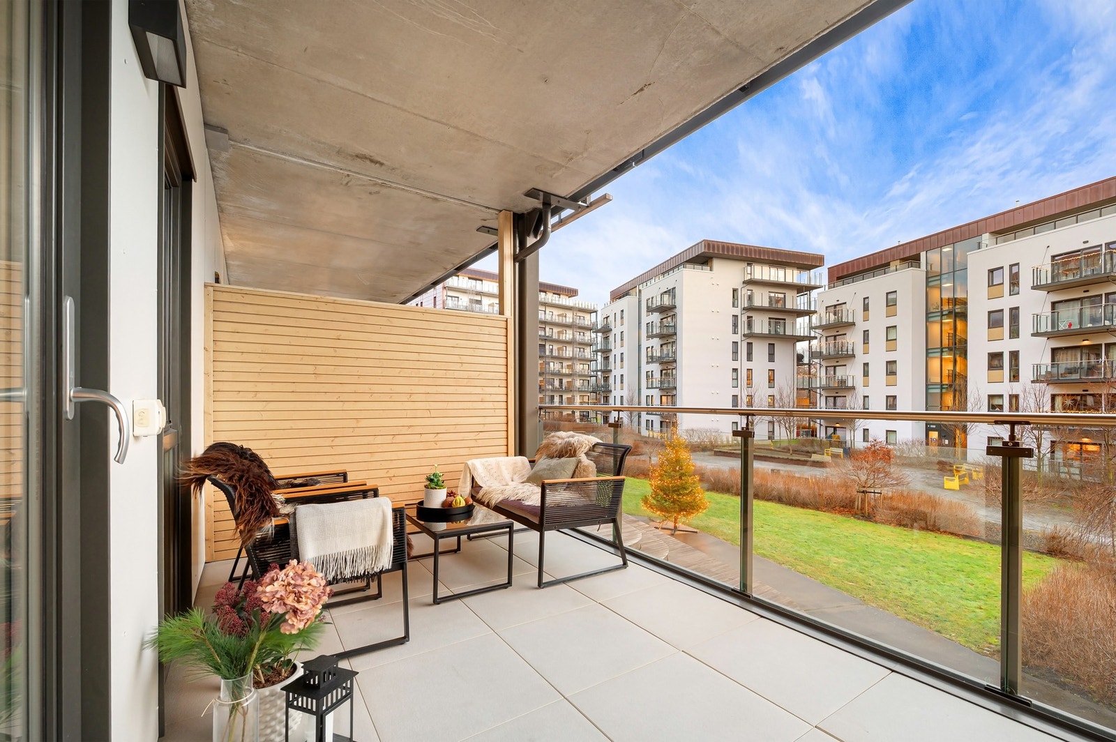 Flott uteplass med fine lysforhold og utsyn mot skjermet grøntarealer. Galleribilde