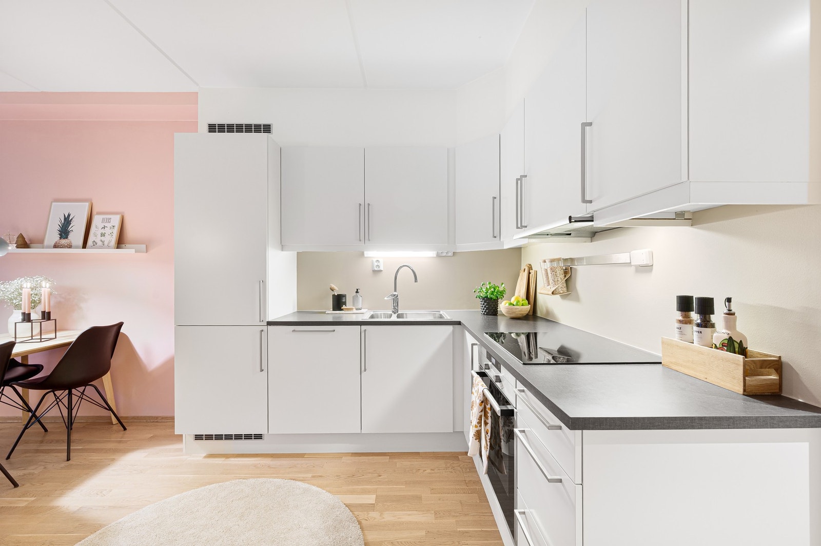 Pent kjøkken med integrerte hvitevarer, rikelig benkeplass og god lagringskapasitet. Galleribilde