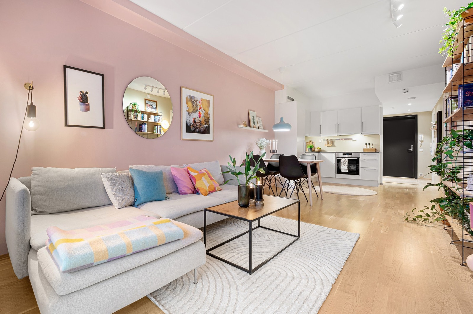 Delikat stue med lun fargepalett og sømløs overgang til kjøkkenet. Galleribilde