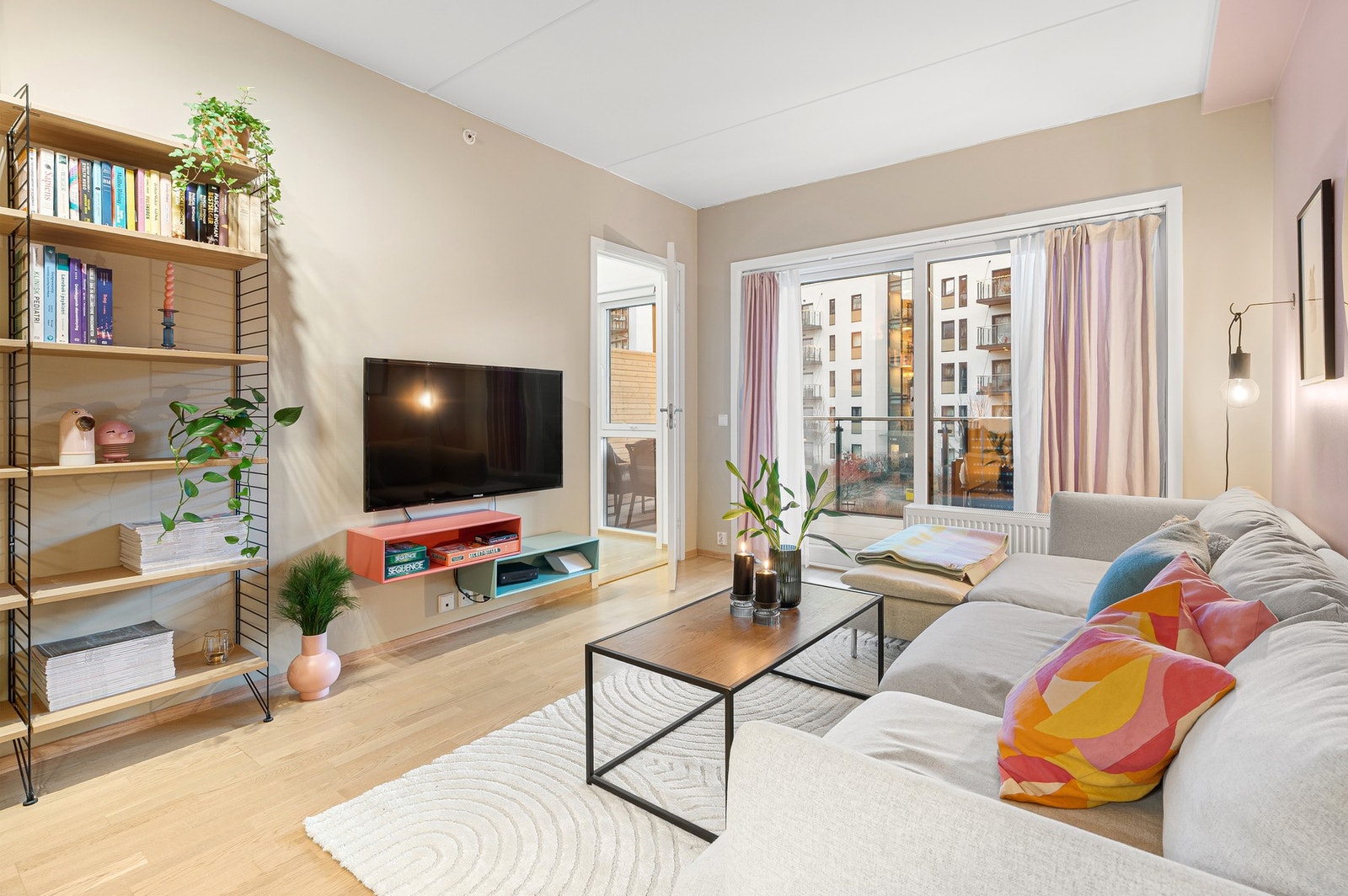 Lys og trivelig stue med store vindusflater og utgang til balkong. Galleribilde