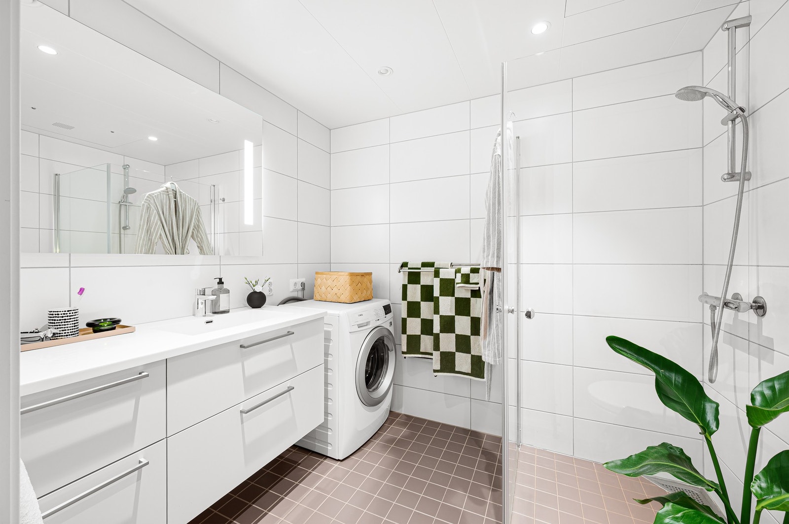 Stilrent og stort bad fra 2017 med dusj, god oppbevaring og plass til vaskemaskin. Galleribilde