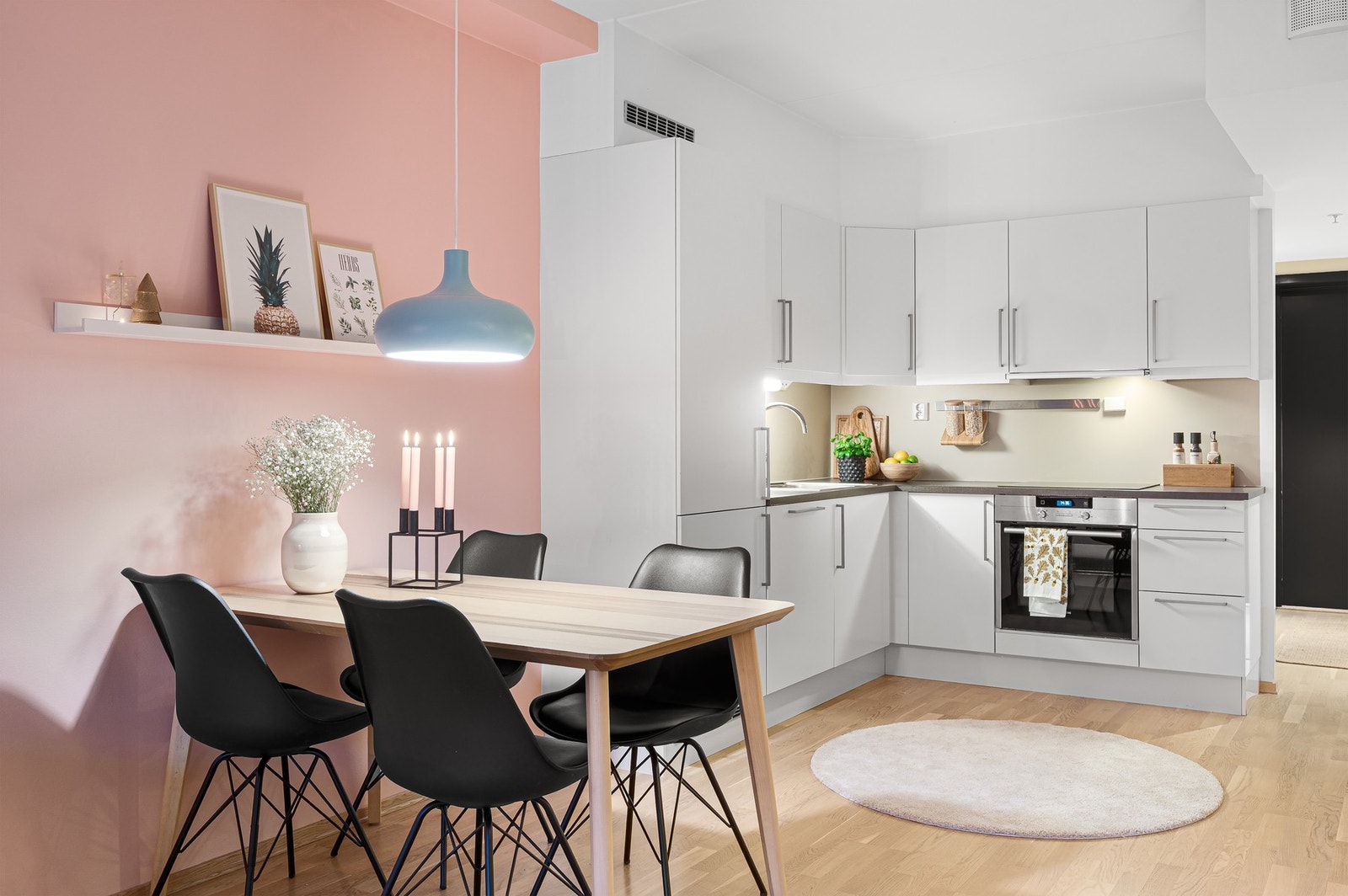 Ved kjøkkenet er det plass til en spisegruppe som skaper et naturlig skille mellom stue og kjøkken. Galleribilde