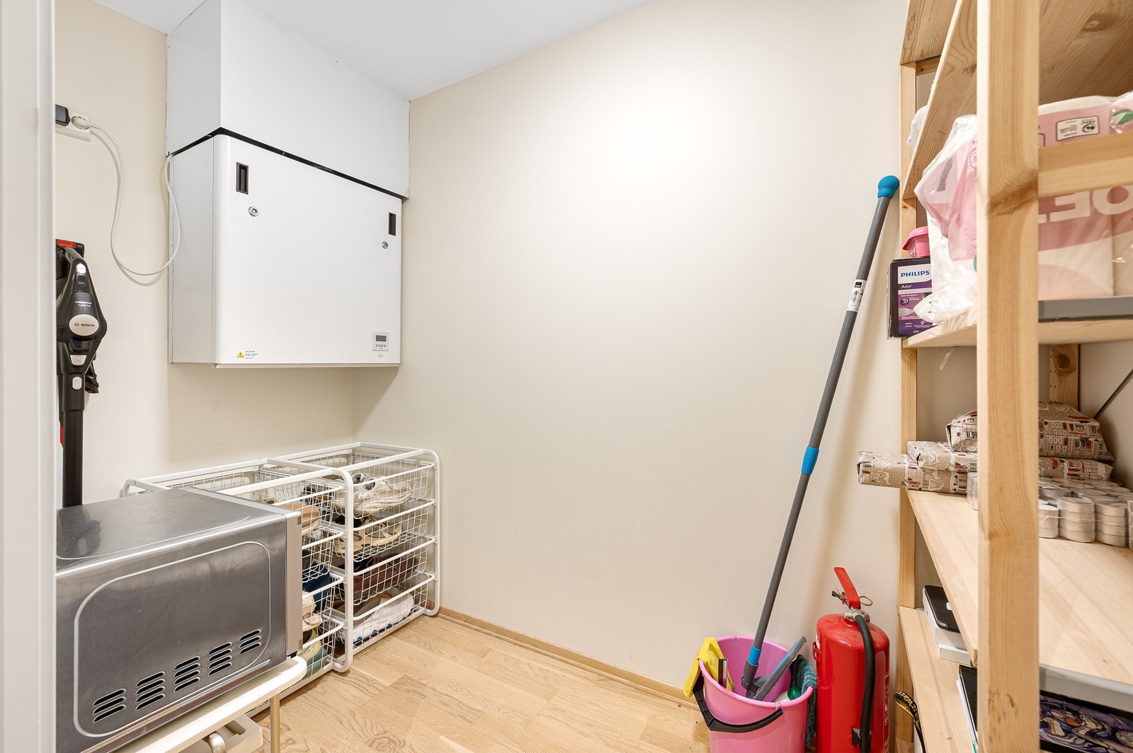 Praktisk innvendig bod med gode lagringsmuligheter og plass til hyllesystem. Galleribilde