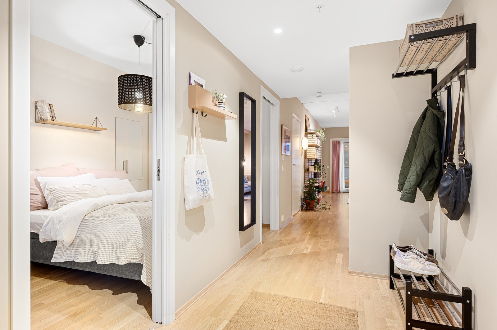 Lys og oversiktlig gang som binder leiligheten fint sammen, med tilgang til både soverom og oppholdsrom. Galleribilde