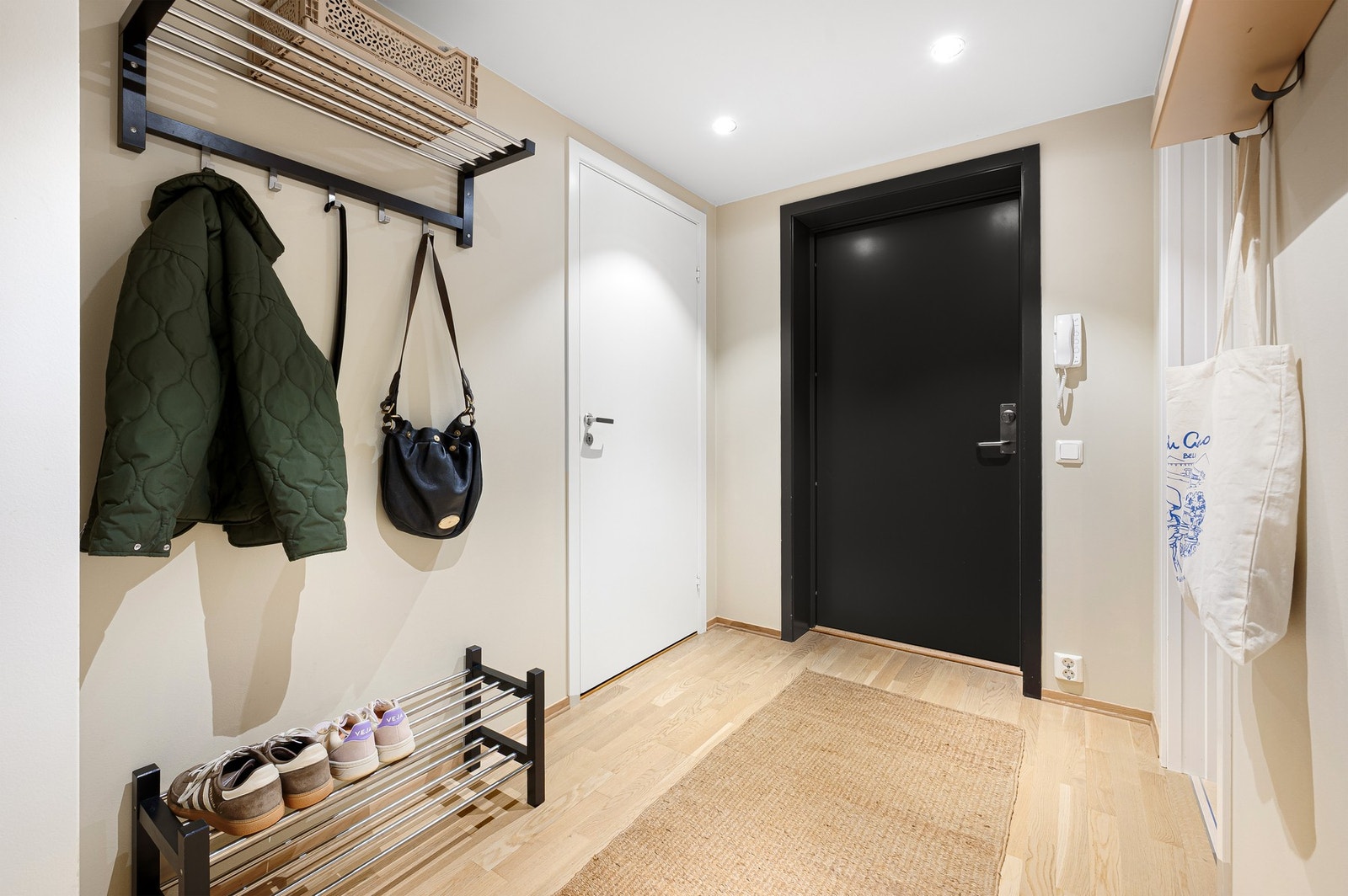 Leiligheten har egen bod og parkeringsplass i kjeller. Galleribilde