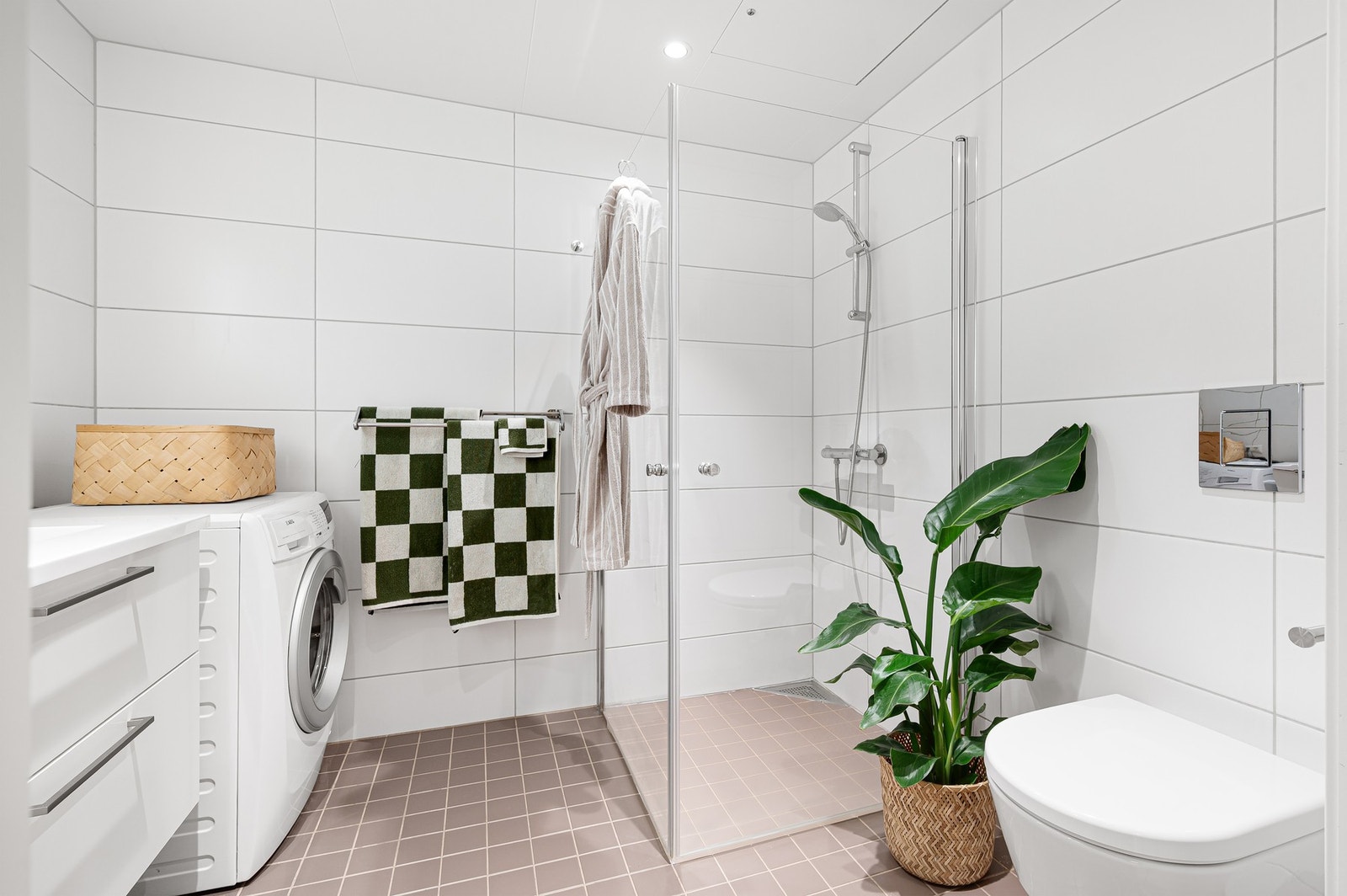 Flis på gulv og vegg, vegghengt toalett, romslig servantbenk og varme i gulv. Galleribilde