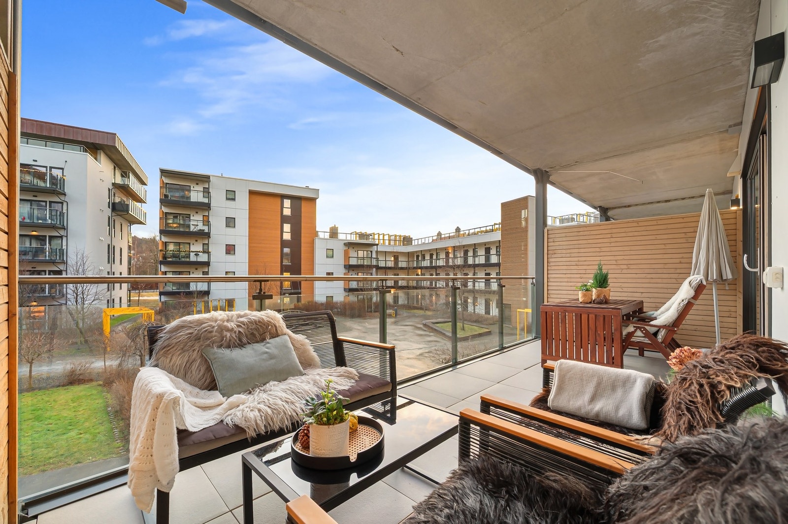 Balkongen er ypperlig å benytte i sommerhalvåret. Galleribilde