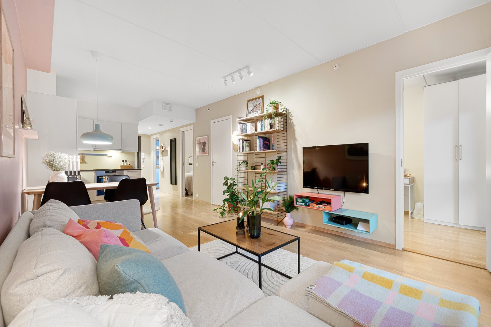 God plass til både sofagruppe, TV-krok og spisebord på stuen. Galleribilde