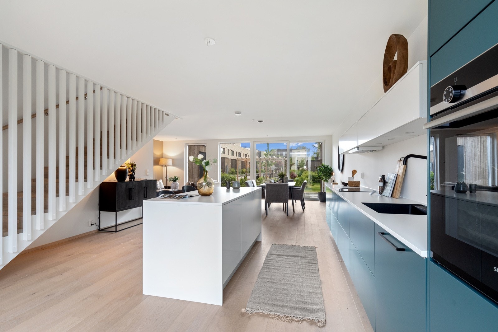 Vannbåren varme i gulv sørger for lun, effektiv og energibesparende oppvarming av huset | Sigdal kjøkken med integrerte hvitevarer Galleribilde