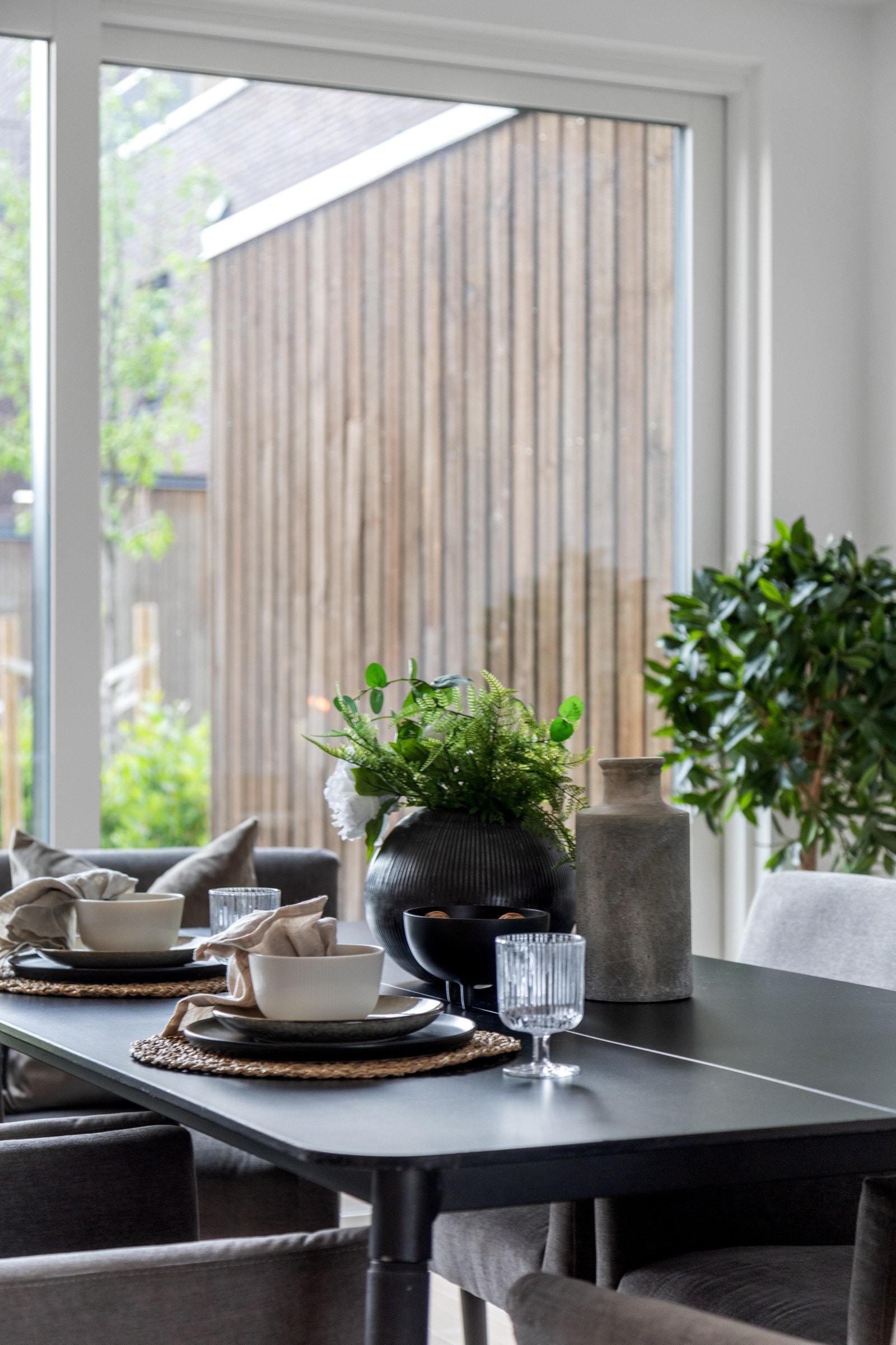 Spisestue med hyggelig utsyn Galleribilde