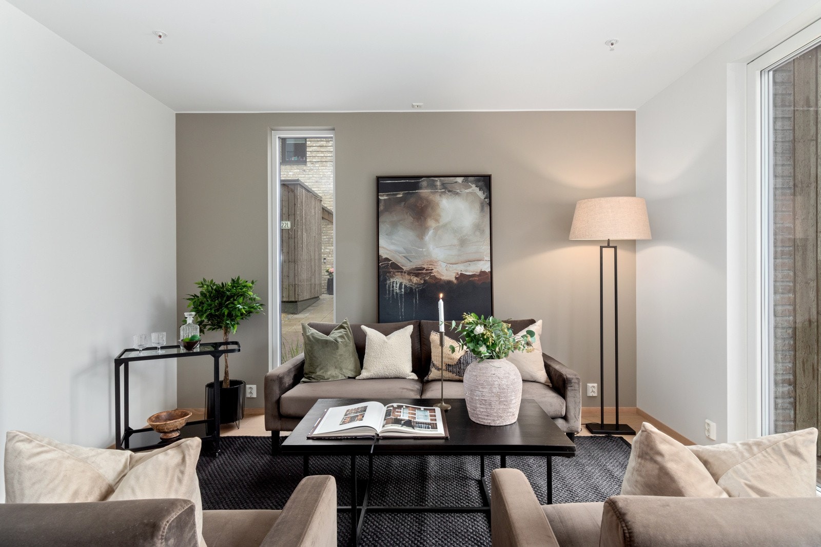 Sparklede og malte vegger og tak uttrykker et minimalistisk preg Galleribilde