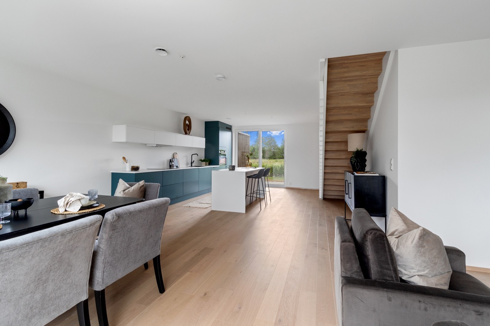 Spisesstue med store vinduer og heve-/skyvedører mot privat uteareal | Galleribilde