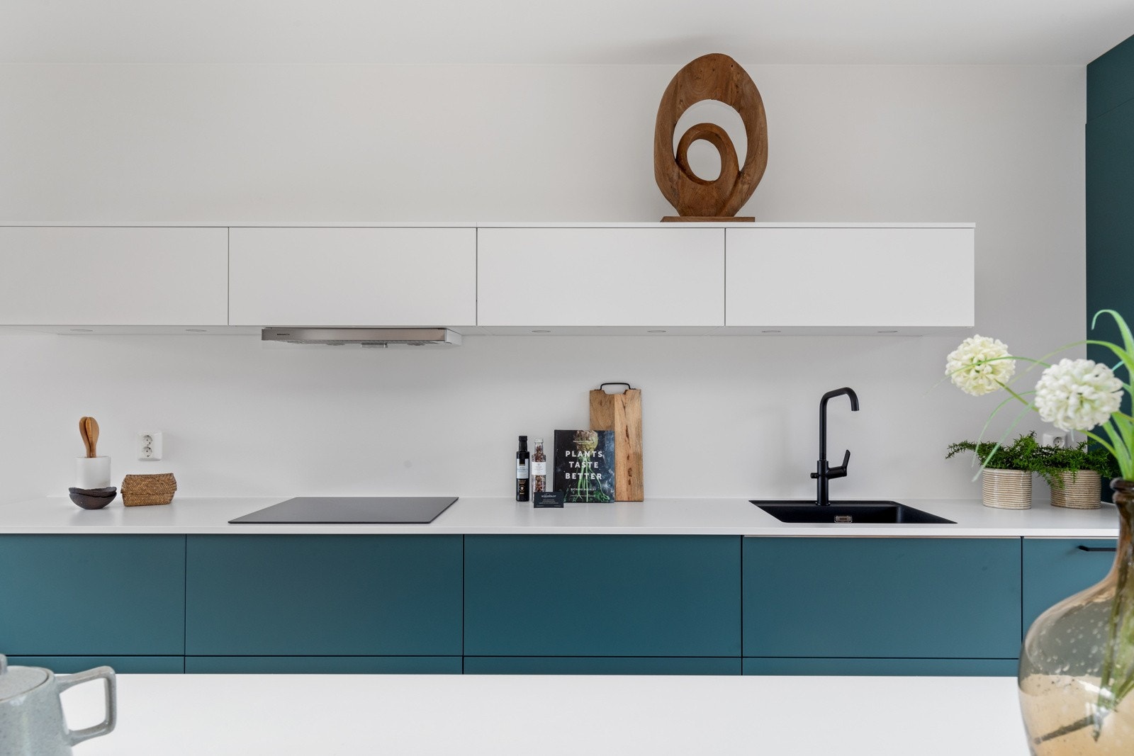 Eksklusivt og minimalistisk preg med 1-stavs hvitpigmentert eikeparkett på gulv, sparklede og malte vegger og tak Galleribilde