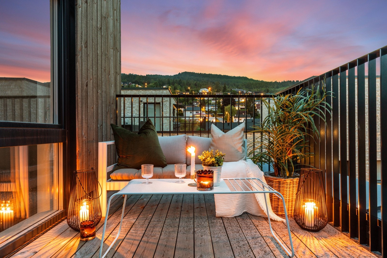 Nytt innholdsrikt og moderne byhus over 3 plan i funkisstil i en spennende og meget pent opparbeidet hageby - må oppleves! Galleribilde