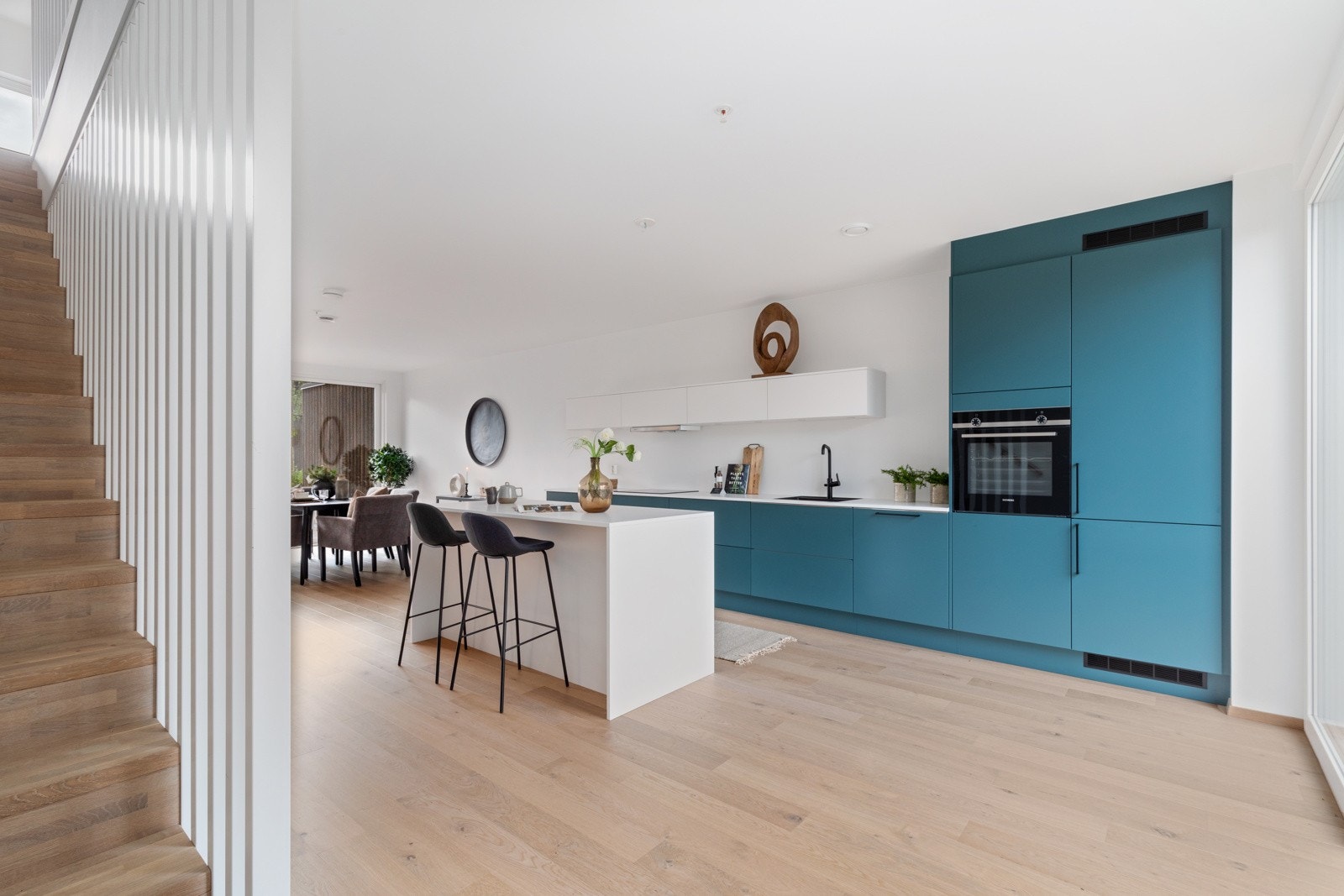 Sigdal kvalitetskjøkken med elegant øy gir masse ekstra skuffe-, skap- og ikke minst benkeplass Galleribilde