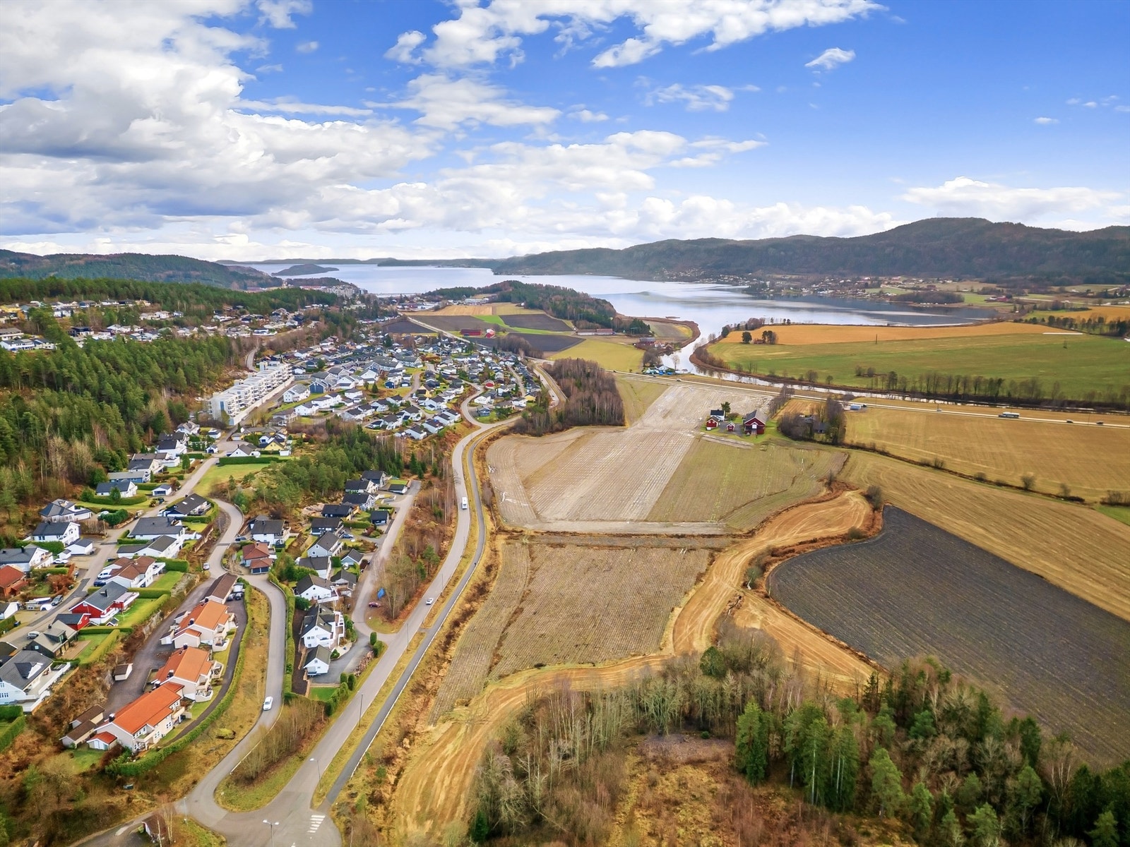 Kort gangavstand til flott turterreng med lysløype i skogen Galleribilde