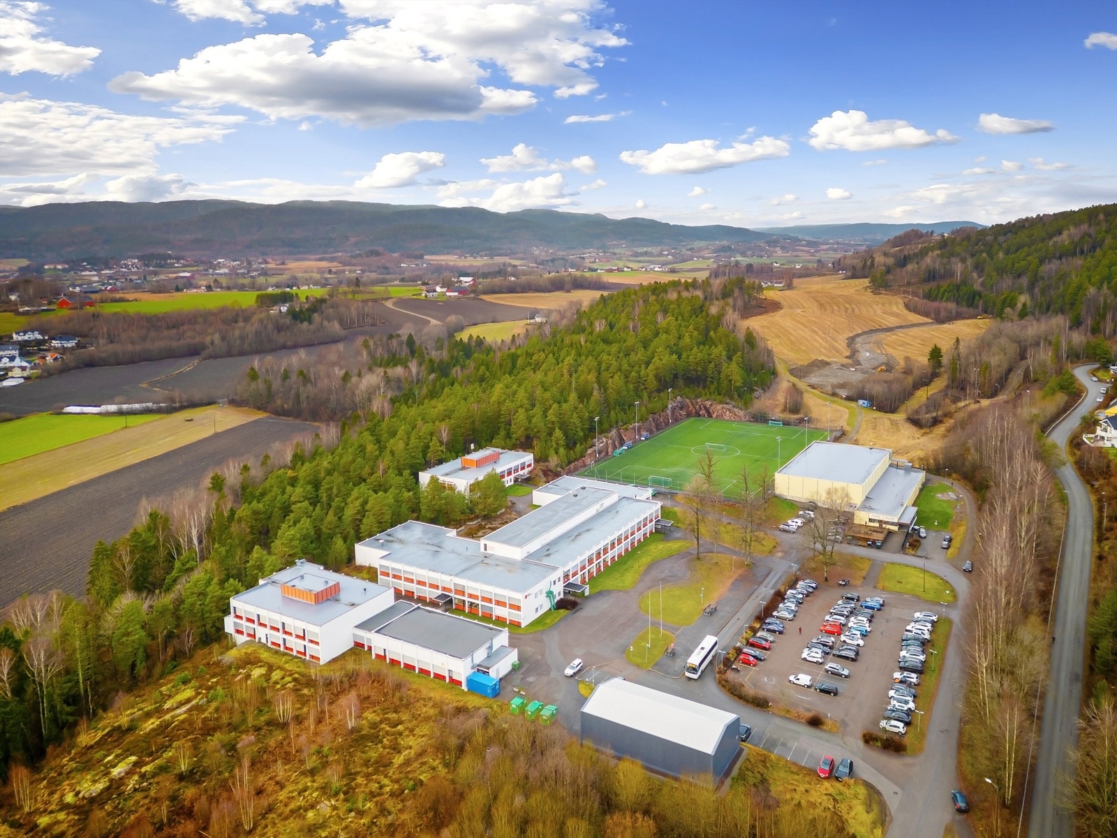 Svært kort gangavstand til Sande videregående skole, idrettsanlegg og Sandehallen Galleribilde