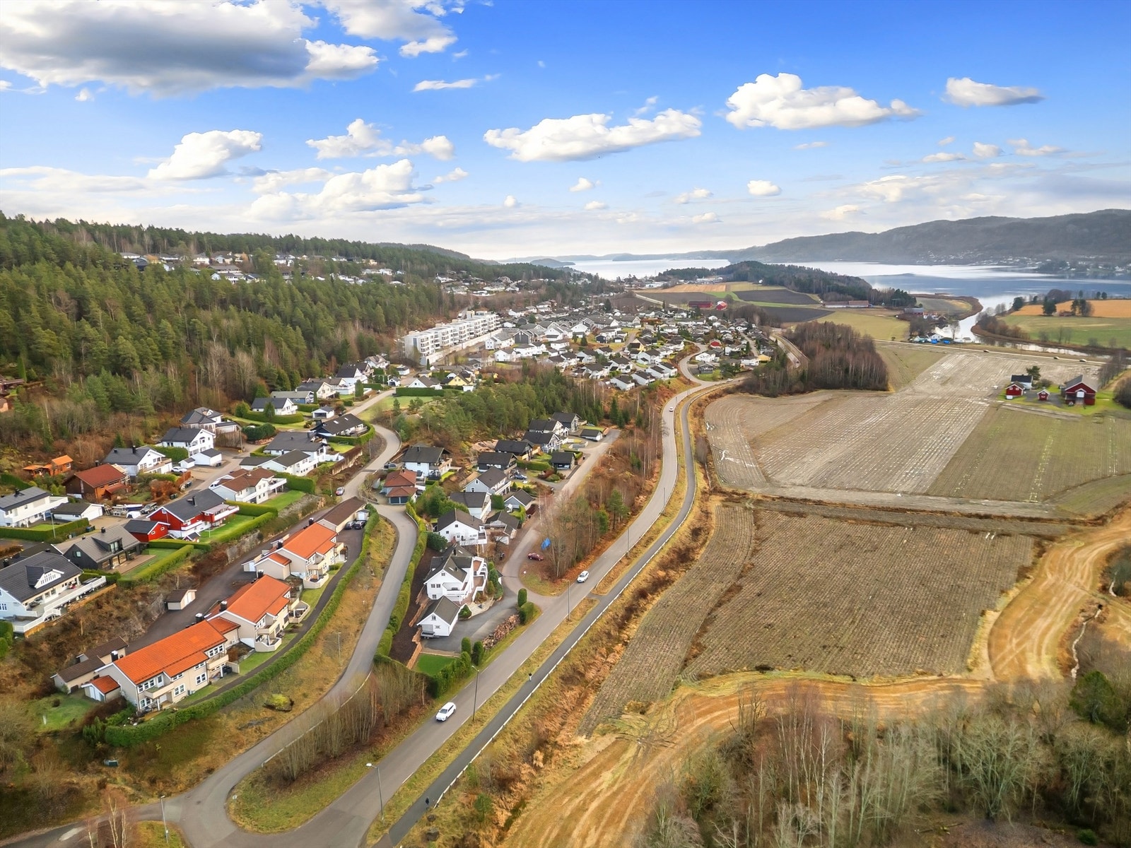 Barne- og ungdomsskole i Sande sentrum, det er gang- og sykkelsti til sentrum Galleribilde