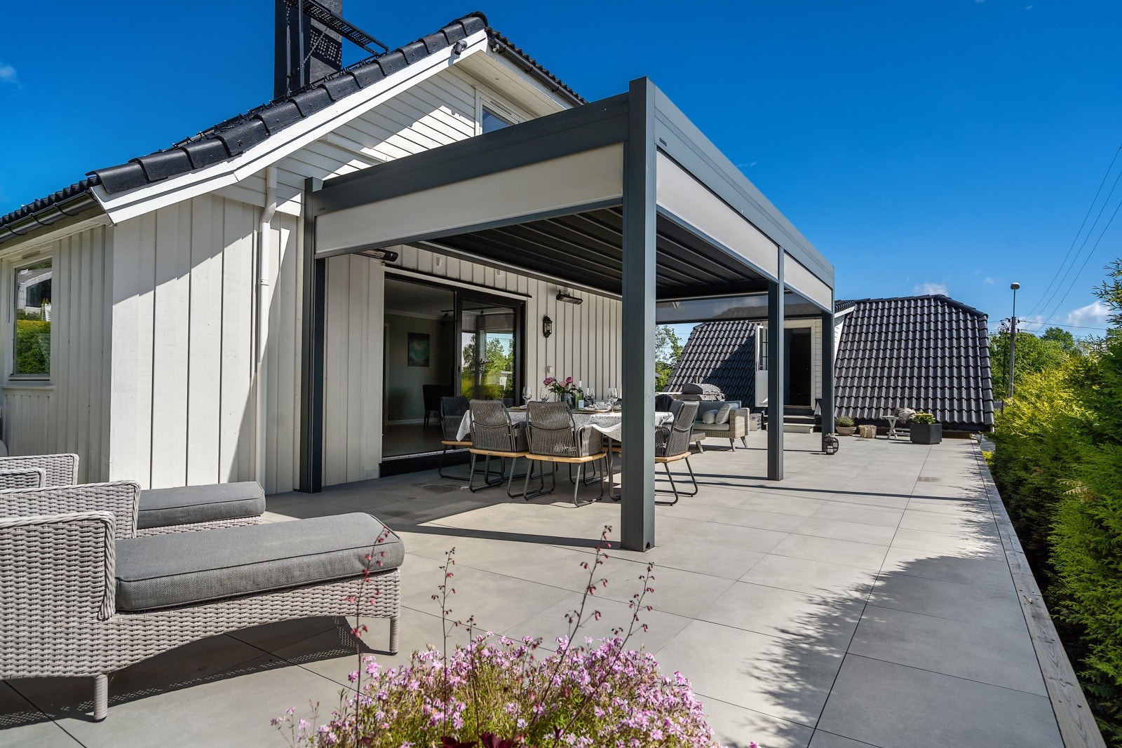 Terrassen har stor pergola med elektrisk tak og sidevegger samt det er montert varmelamper Galleribilde