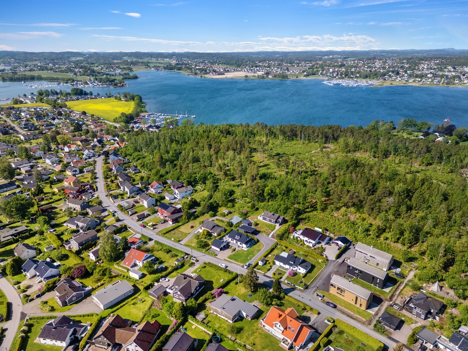 Kort vei til sjø og strand med badeplass på Nes småbåthavn Galleribilde