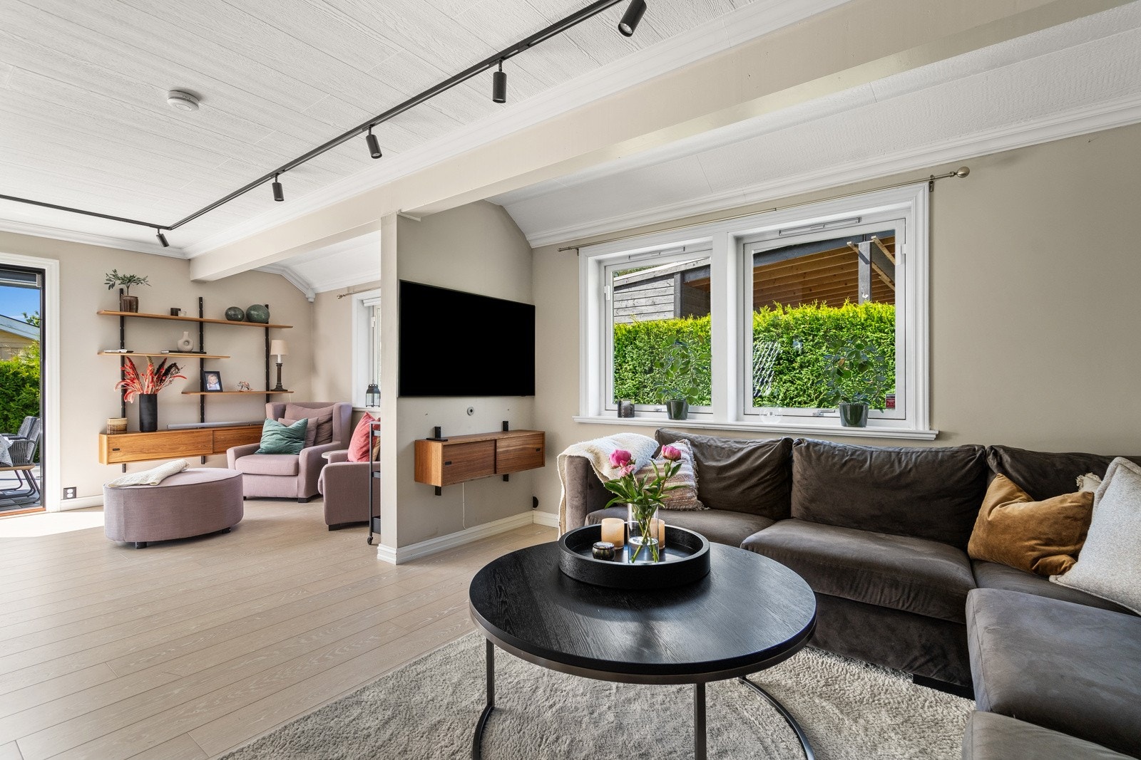 Stuen er lys og åpen med flere soner Galleribilde