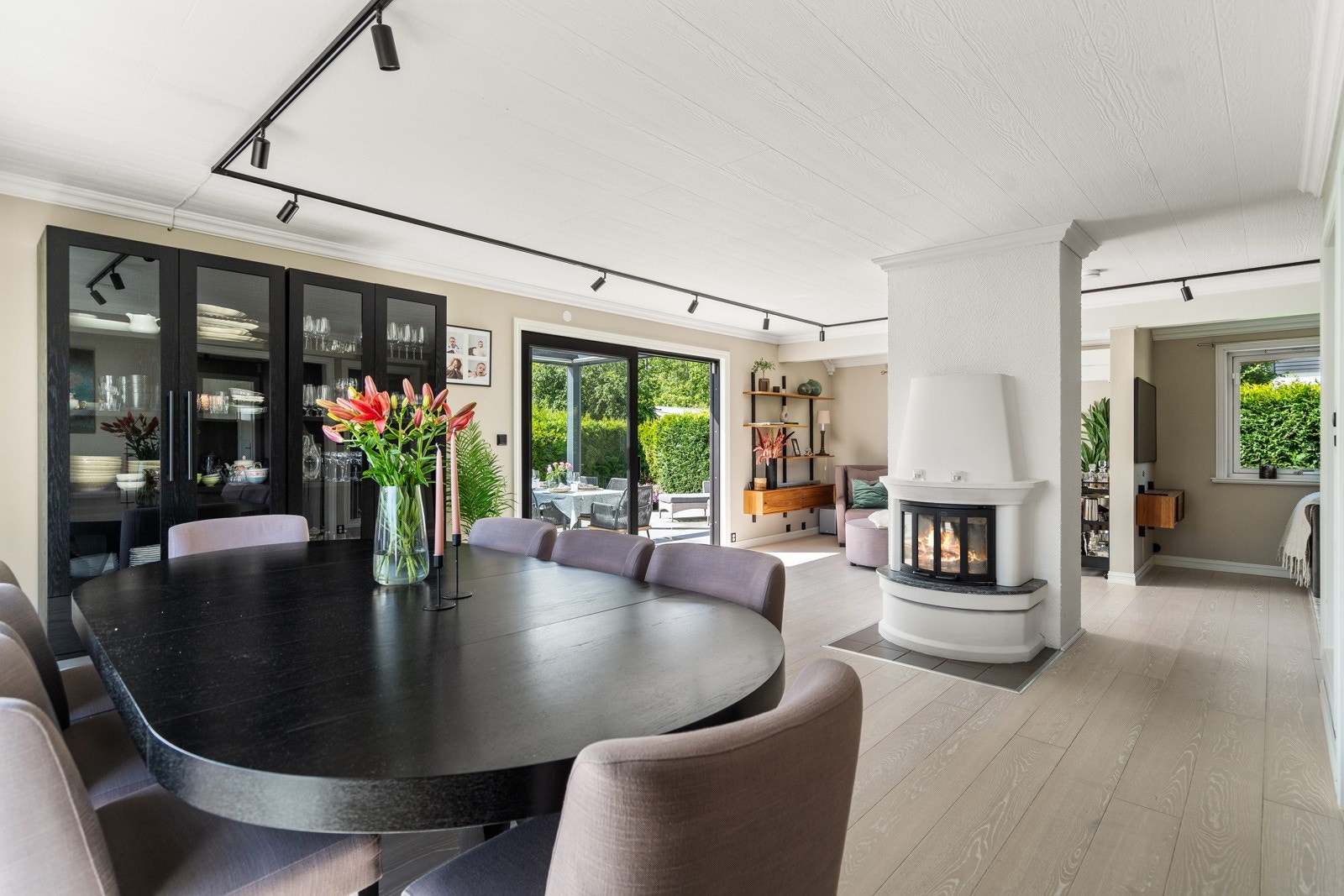 Ved spisestuen er det god plass til langbord Galleribilde