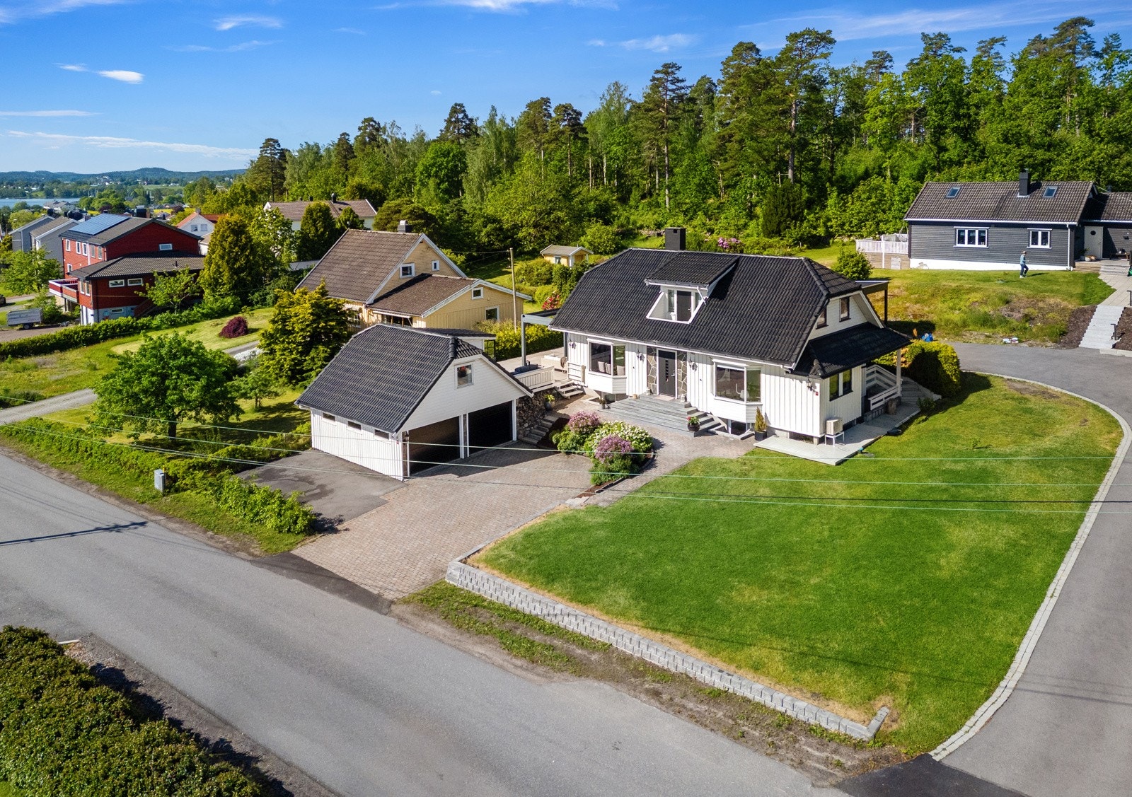 Barnevennlig hagetomt perfekt for lek og morro Galleribilde