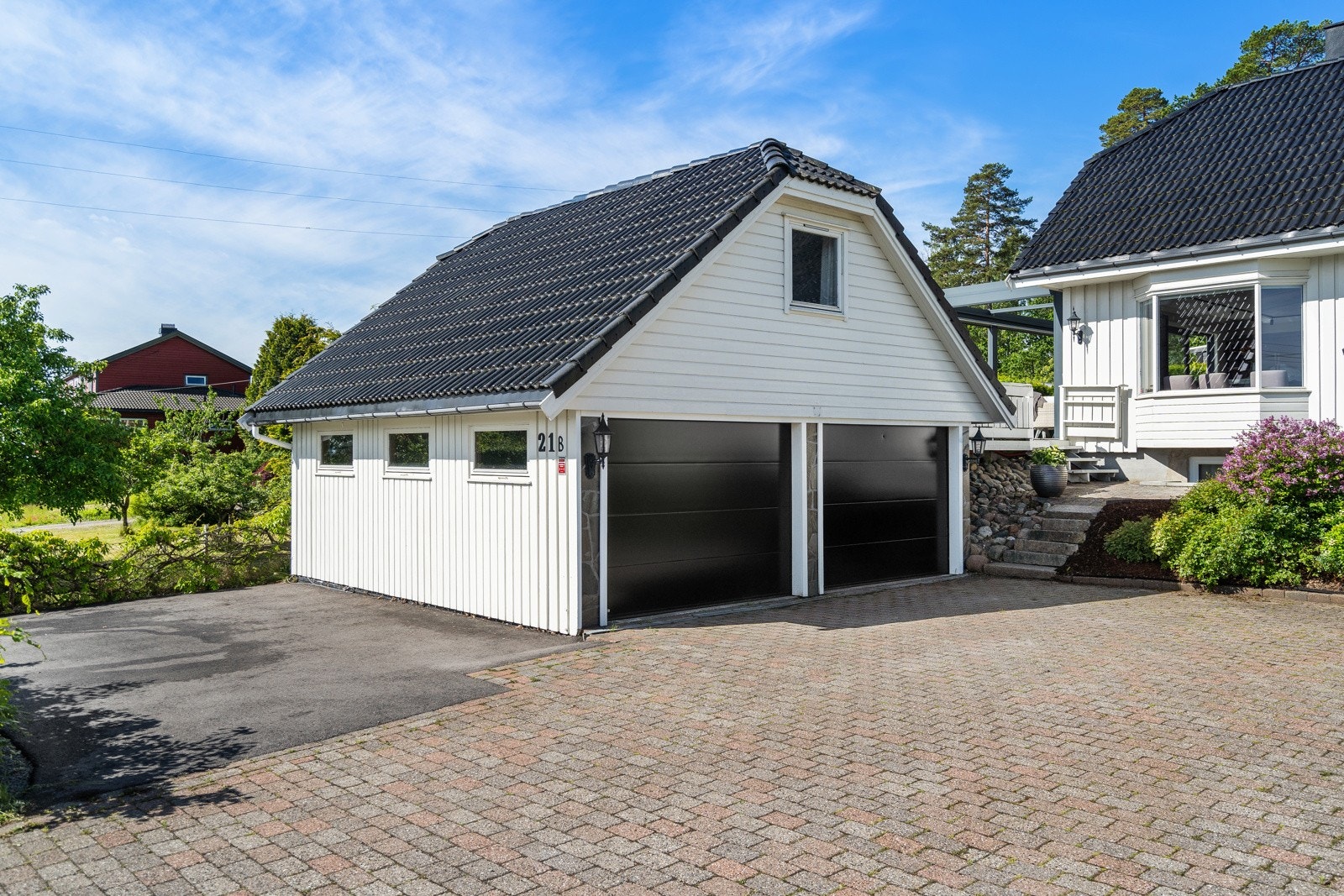 Stor dobbel garasje, i tillegg er det god plass til utendørs parkeringsplass Galleribilde