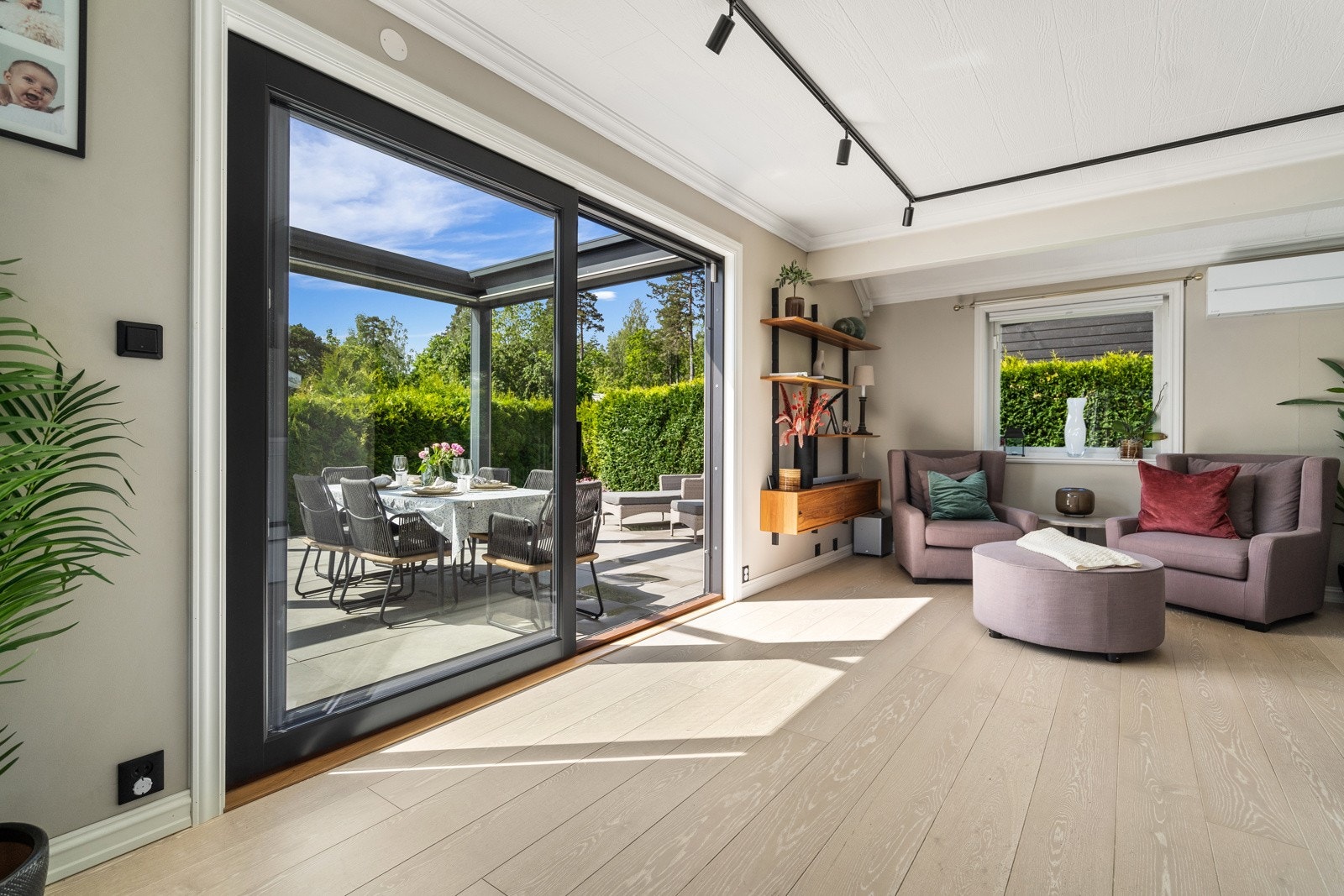 Utgang til deilig, solrik uteplass Galleribilde