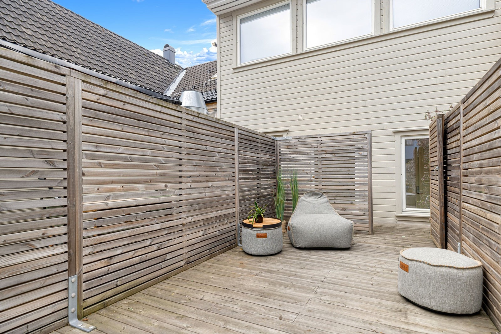 Her er det god plass til både spisebord, grill og salong. Galleribilde