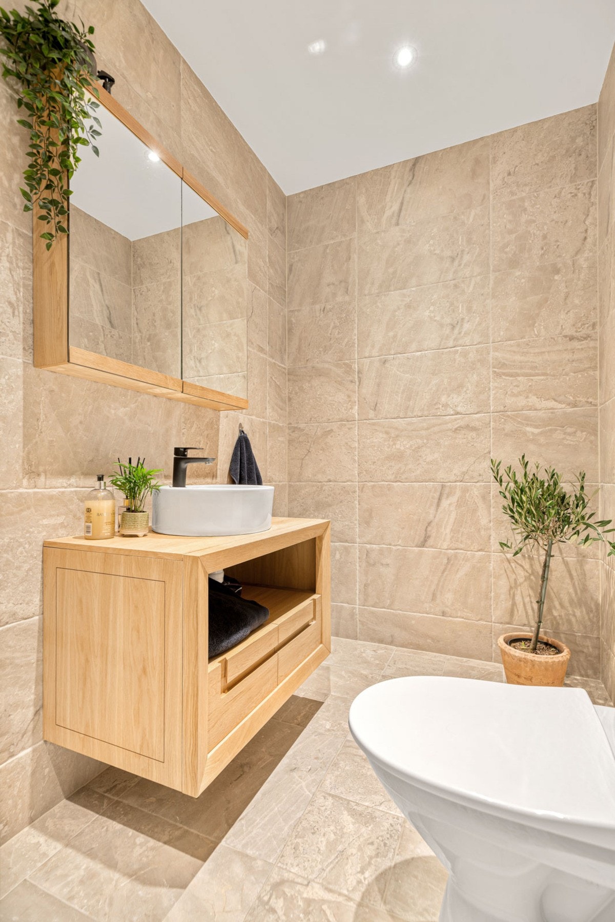 Pen innredning og downlights i tak. Galleribilde