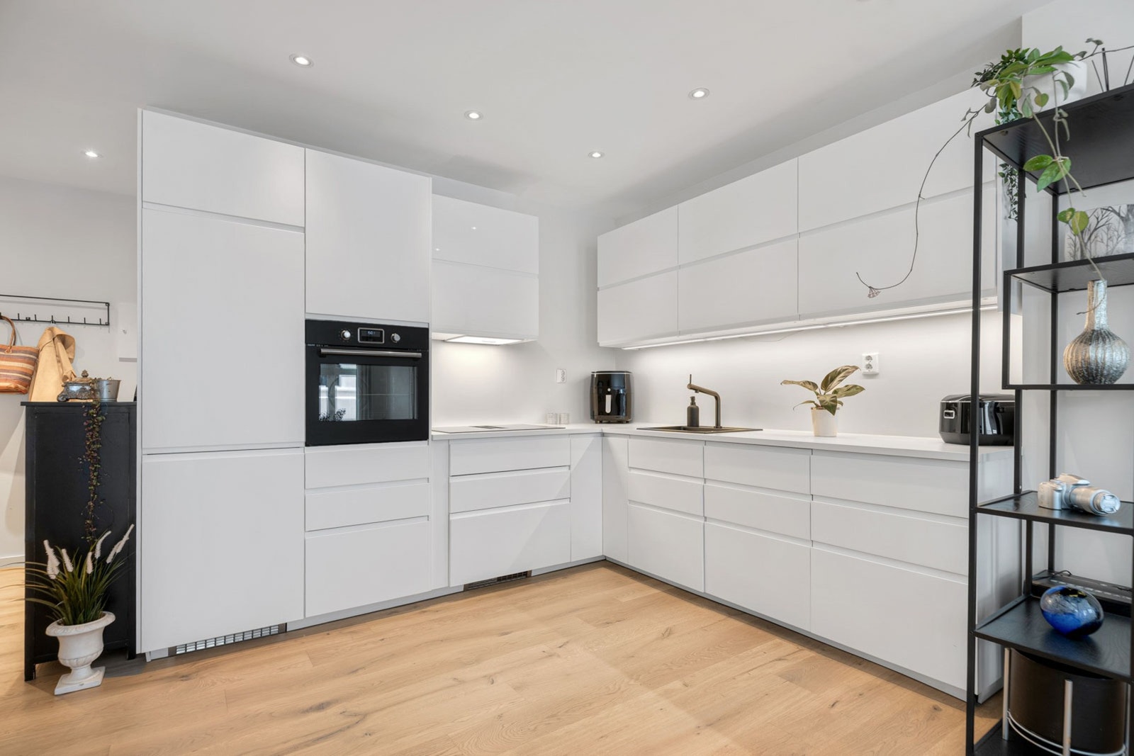 Kjøkkenet er romslig med god plass både i skaper, skuffer og på benk. Galleribilde