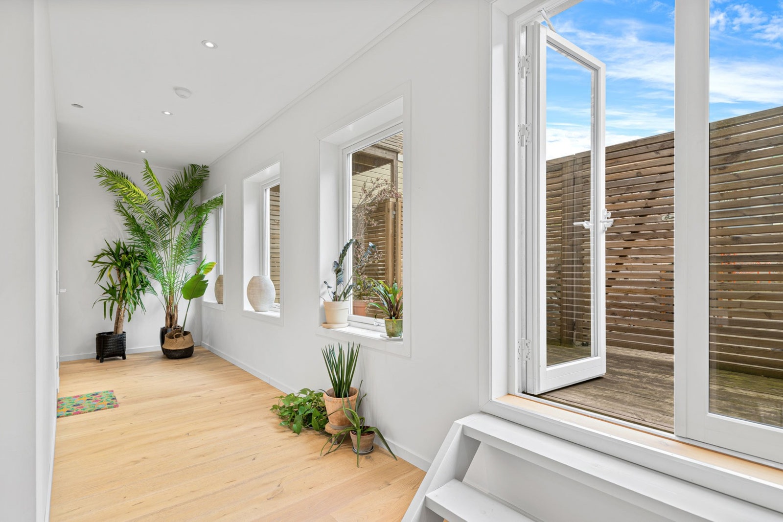 Doble dører ut til fellesarealer som er smart avdelt slik at man får egen uteplass. Galleribilde