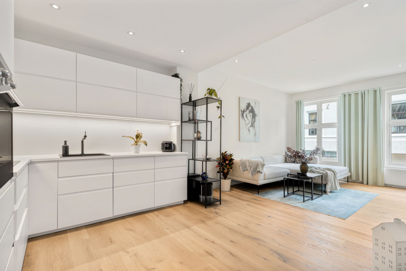 Stue med åpen løsning mot kjøkken. Galleribilde