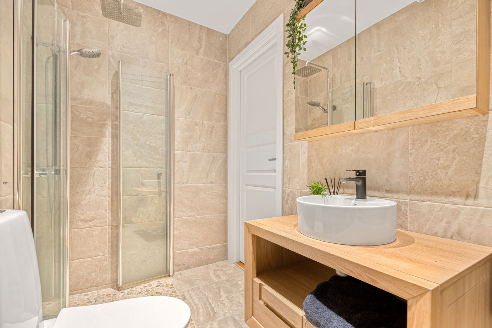 Badet har fliser på gulv og vegg. Galleribilde