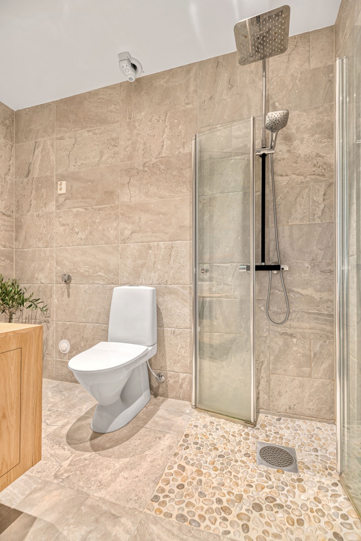 Det er opplegg for vaskemaskin i bod, dette gjør badet svært mye mer romslig. Galleribilde