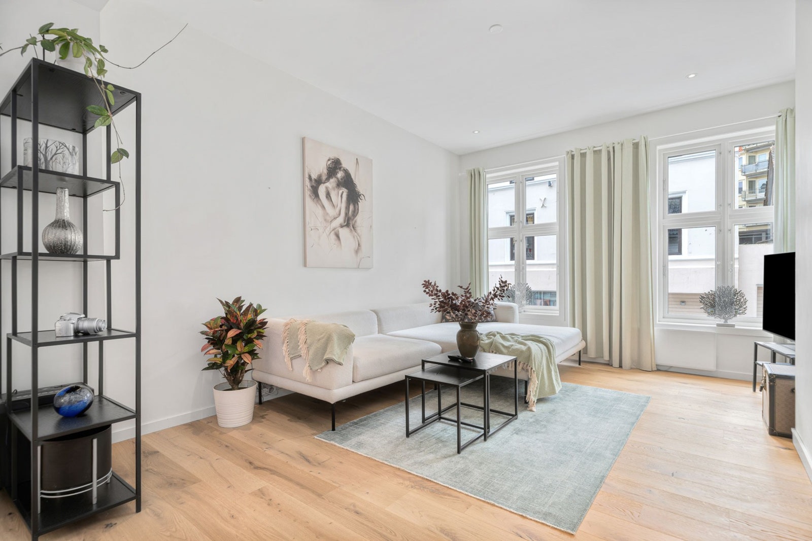 De store vinduene gir leiligheten en luftig, lys og behagelig opplevelse. Galleribilde