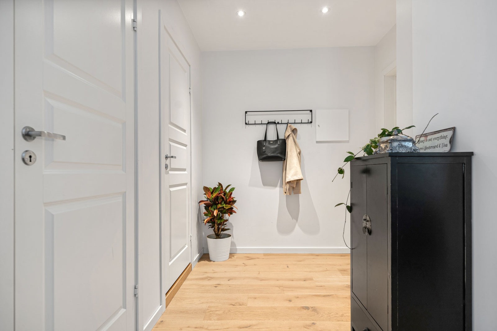 Gang med god belysning gjennom downlights. Galleribilde