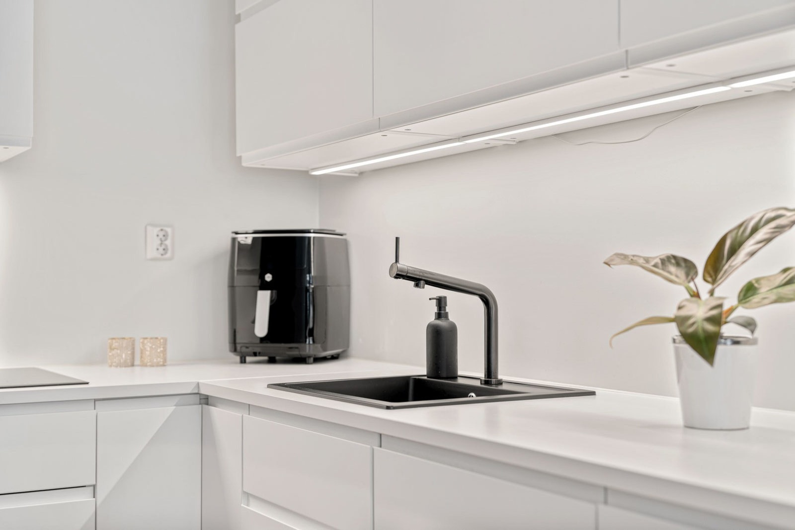 Sorte tidsriktige detaljer på kjøkken. Galleribilde