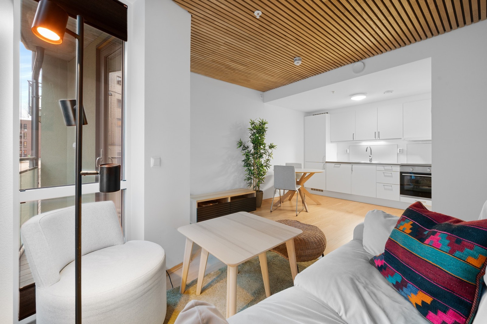 God plass til både sofagruppe og spisebord på stuen. Galleribilde