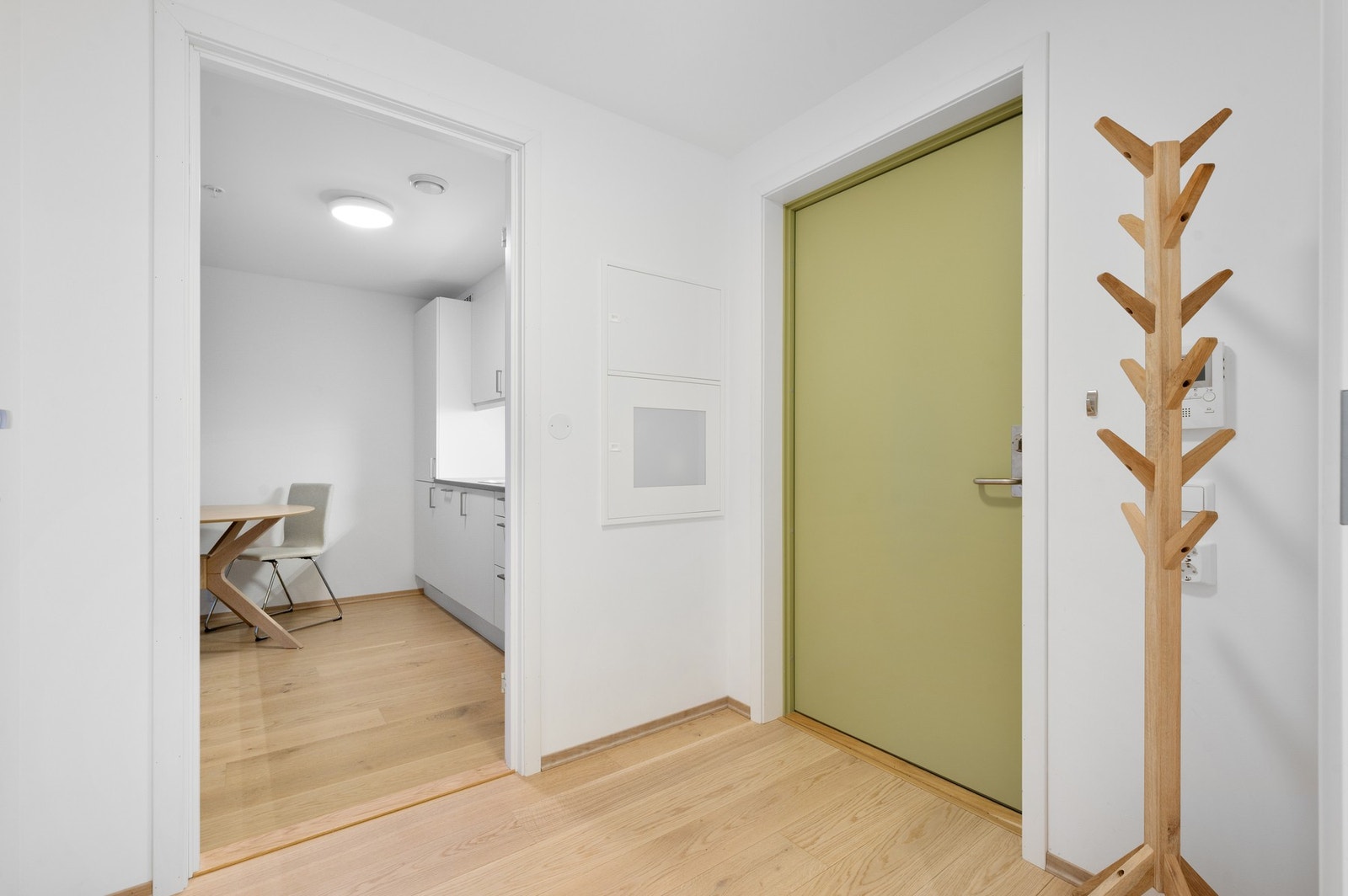 Leiligheten har en stor entre med gode muligheter for oppbevaring. Galleribilde