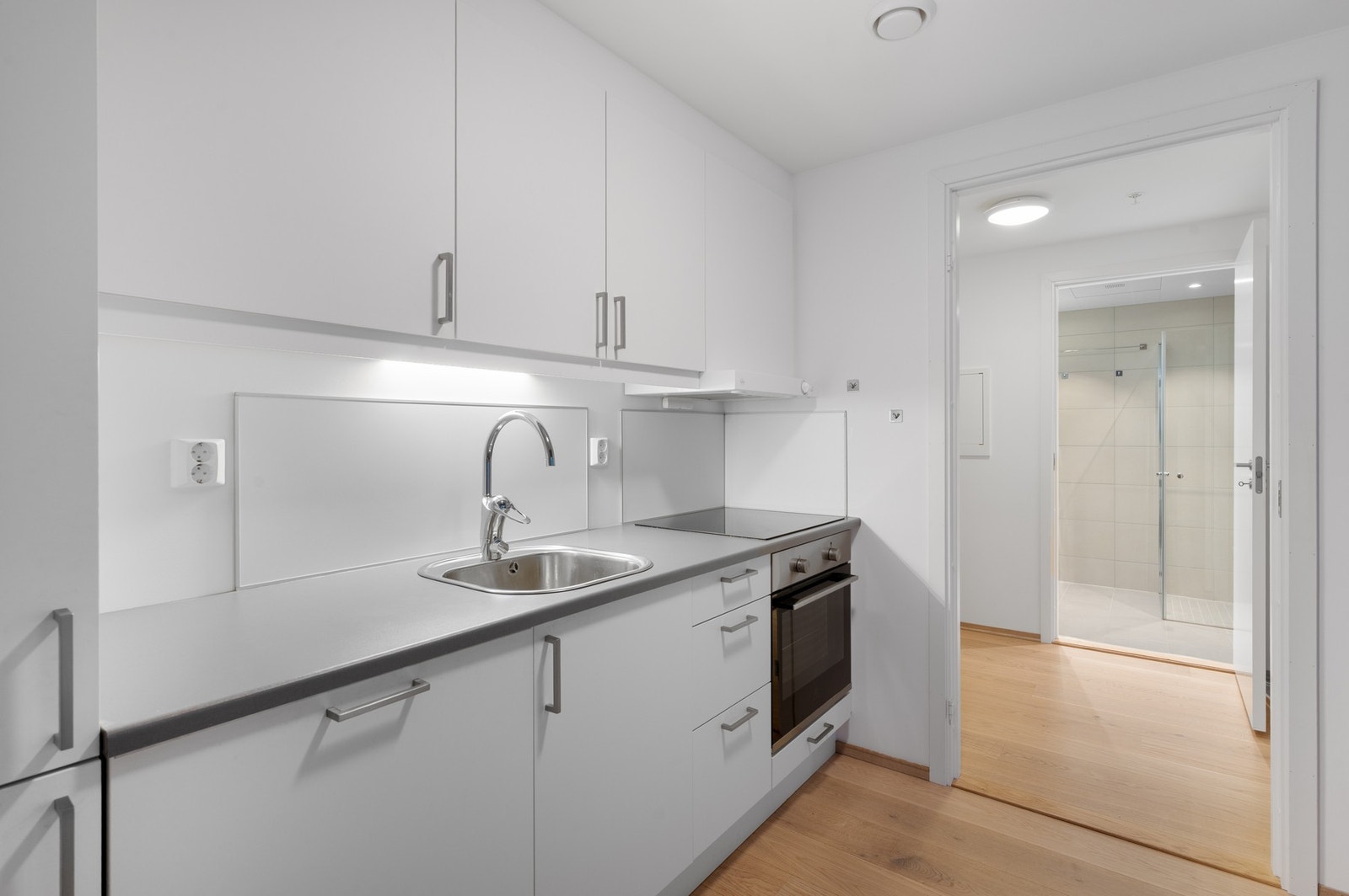 Kjøkkenet fra 2021 byr blant annet på integrert platetopp, stekeovn, oppvaskmaskin og kjøl/fryseskap. Galleribilde